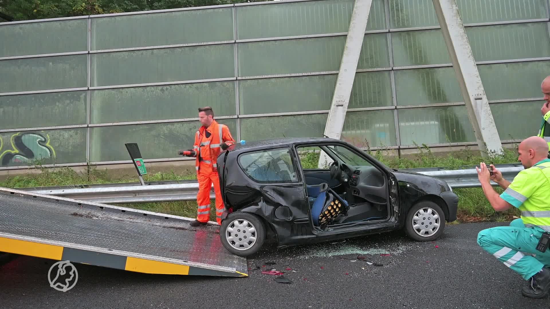 Kind stapt ongedeerd uit totaal verwoeste auto na crash op A16 bij Breda