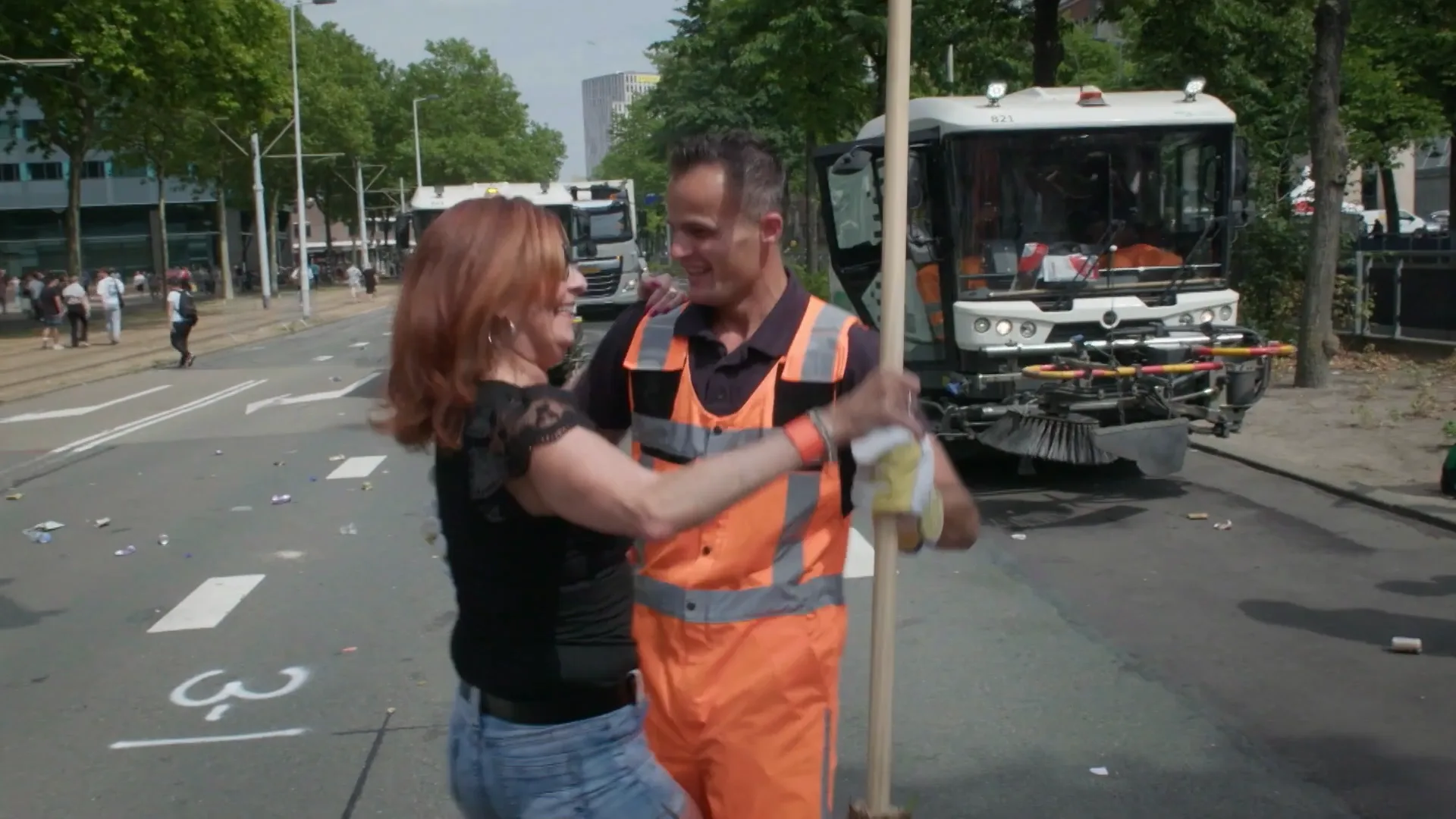 Mitchel gooit de HEUPJES LOS tijdens het ZOMERCARNAVAL