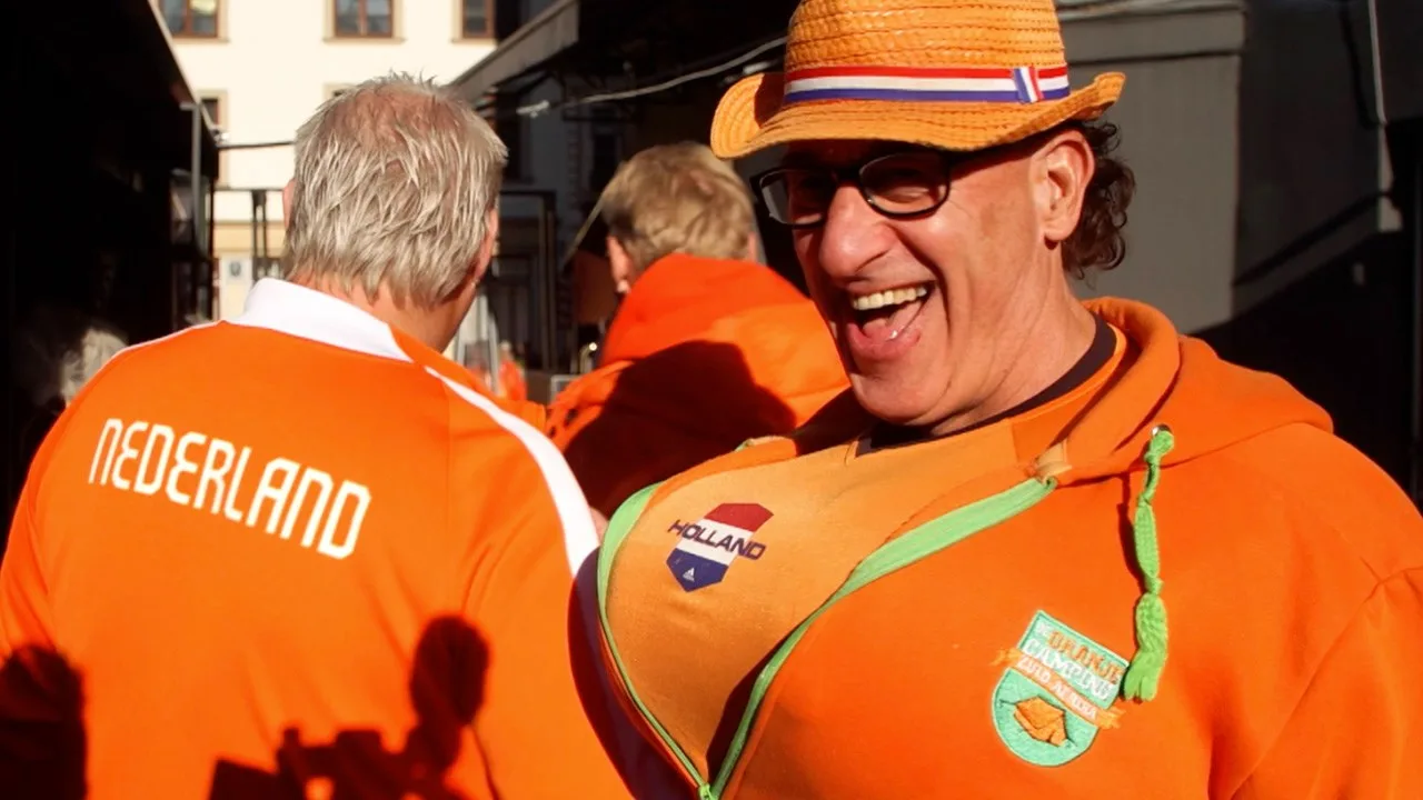 Oranje tietenman geniet in Letland: ''Uitwedstrijden mooiste dat er is''