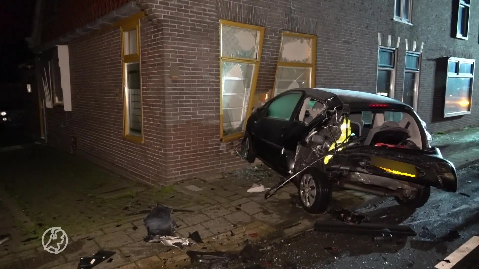 Ravage in Obdam: geparkeerde auto ramt gevel van woning na botsing met taxibusje