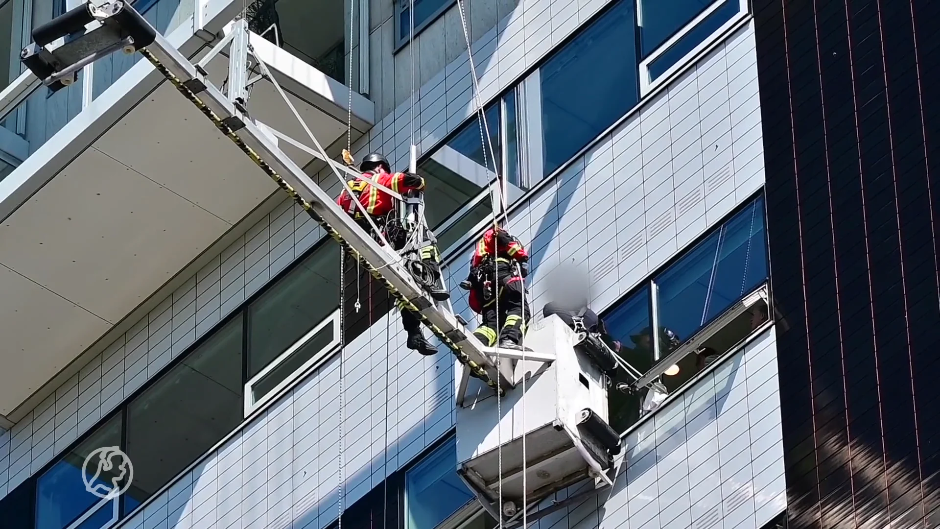 Glazenwasser van grote hoogte gered door abseiler