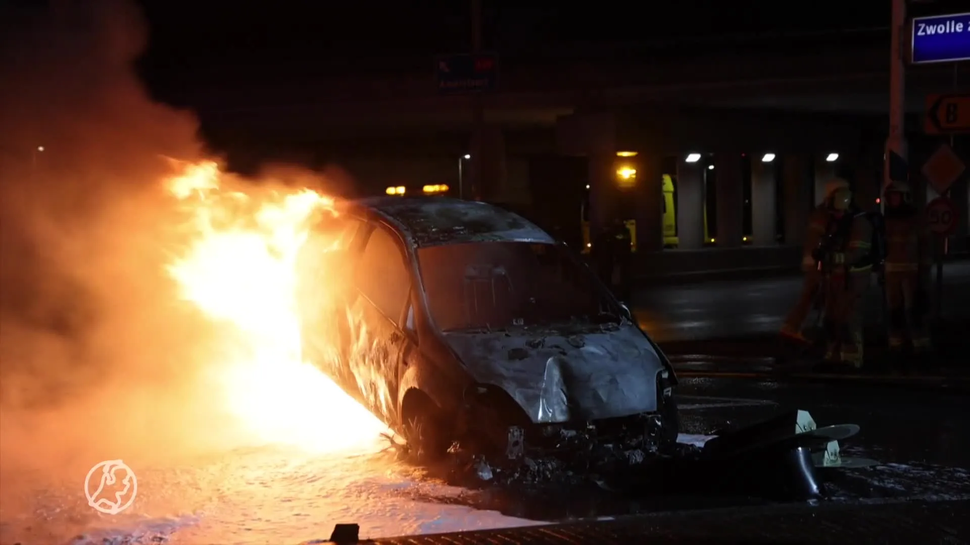 Automobilist crasht tegen verkeerslicht in 't Harde, met vuur...