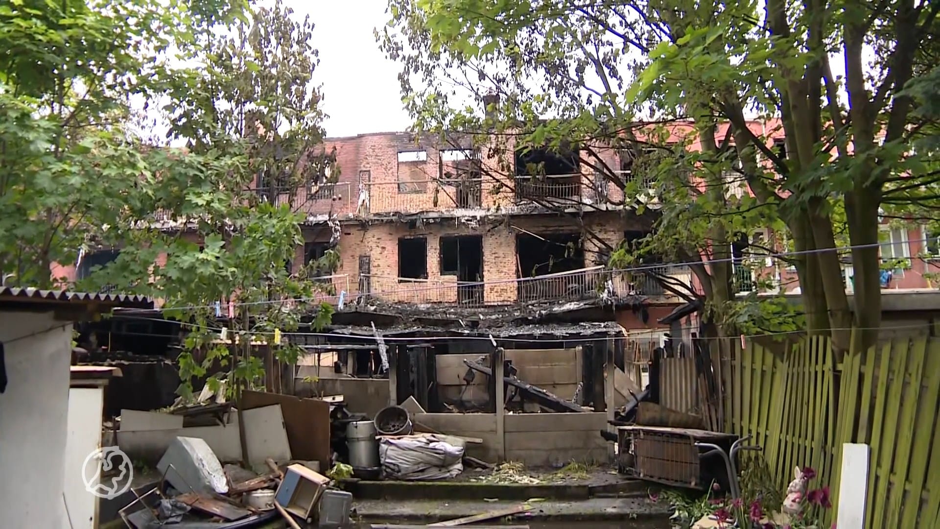 Veertig woningen onbewoonbaar na grote brand Den Haag