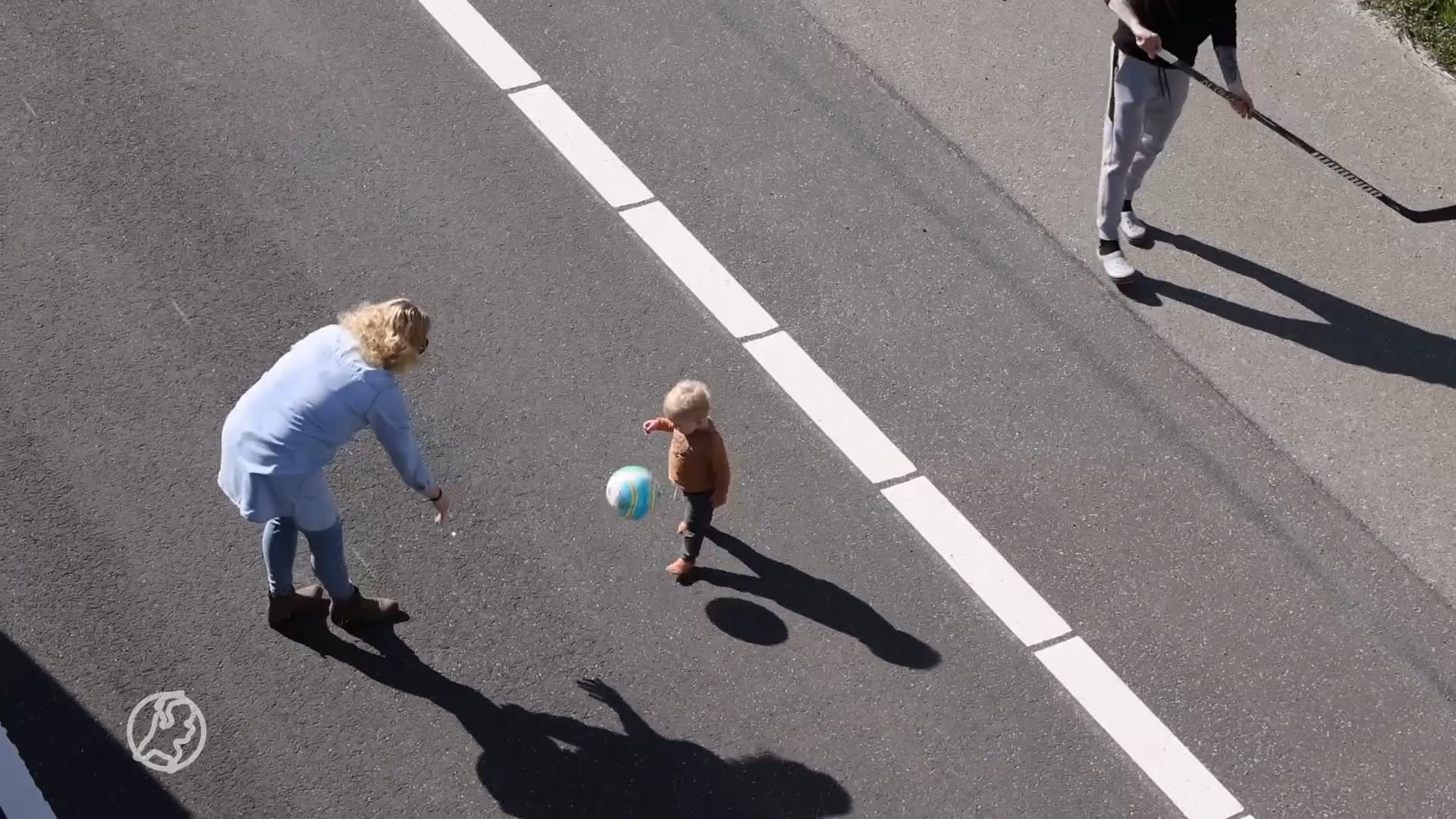 File op de Afsluitdijk, dan maar potje voetballen