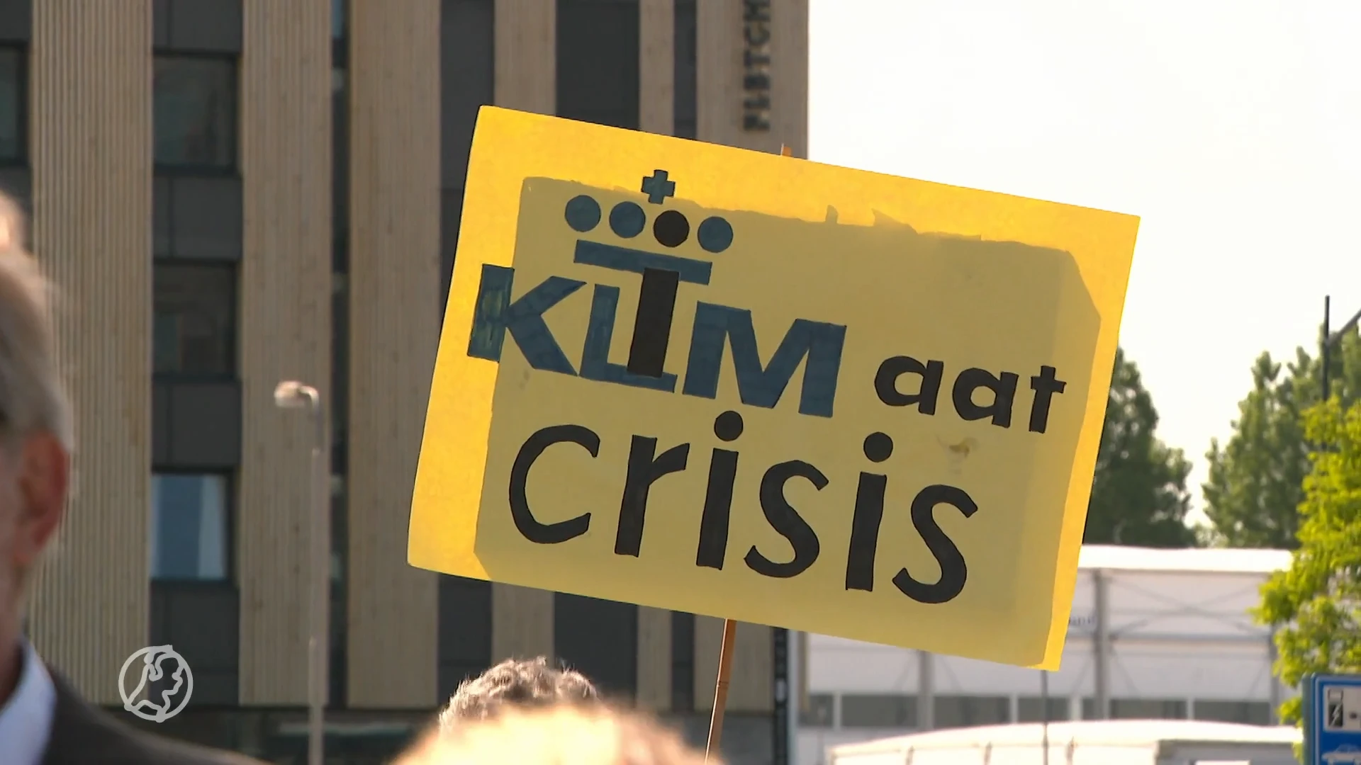 Paar honderd demonstranten op Schiphol tegen vervuiling en overlast