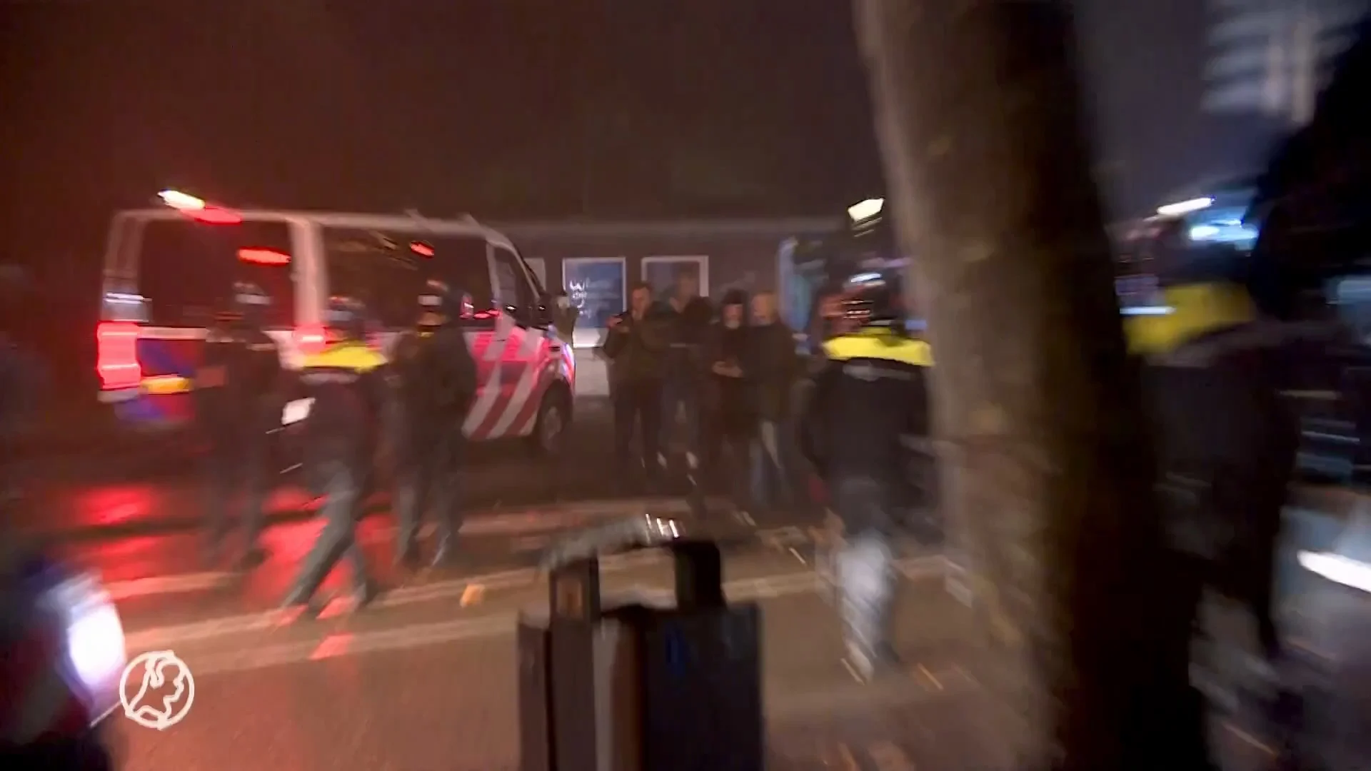 Meerdere arrestaties bij groot lawaaiprotest tijdens persconferentie