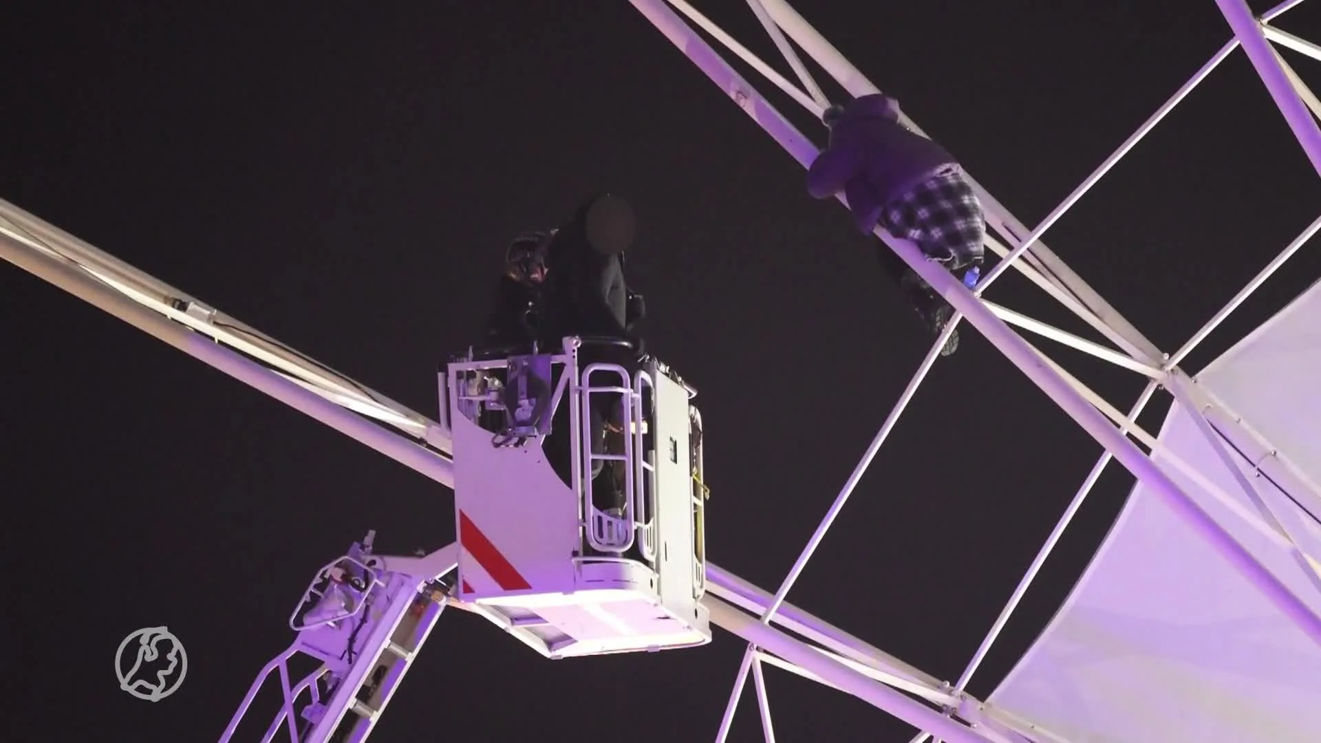 Vrouw klimt metershoog in reuzenrad op Amsterdams Winterparadijs