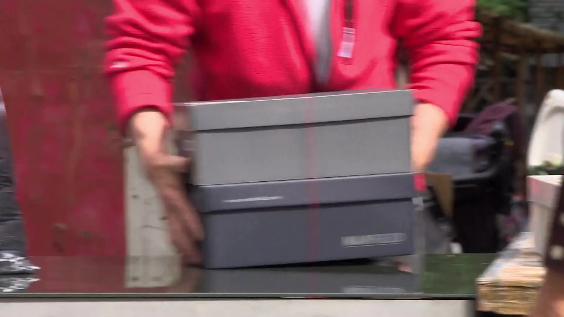 Vrijwilligers Rode Kruis sorteren gedoneerde kleding voor Afghaanse vluchtelingen