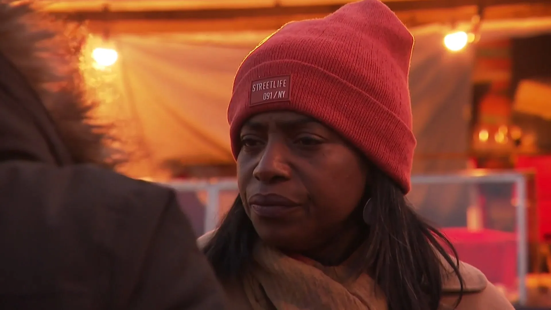 Joan probeert mensen op straat over te halen zich te laten vaccineren