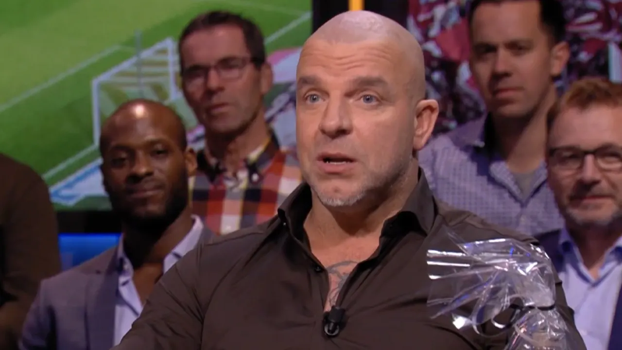 Andy werd gebeld door perschef Ajax: 'Je zus staat naakt in de Panorama!'