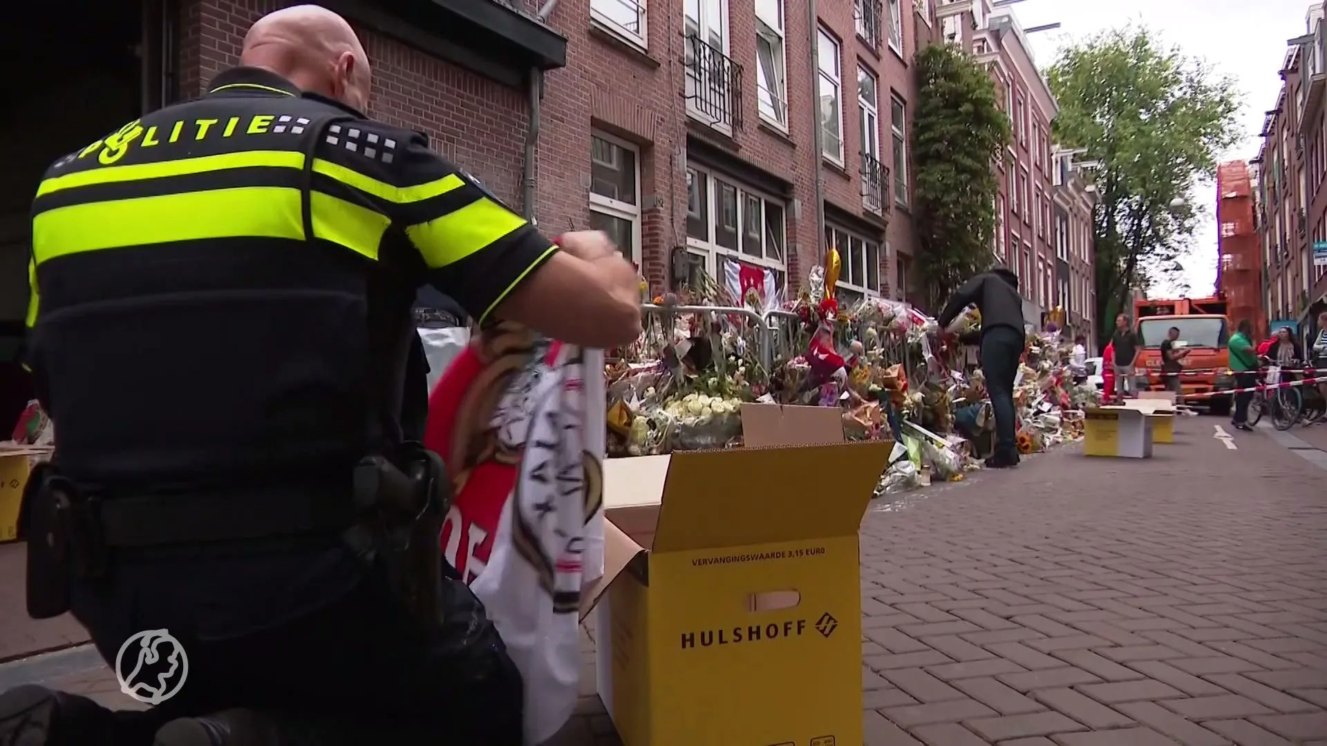 Gemeente Amsterdam begonnen met opruimen bloemenzee Peter R. de Vries