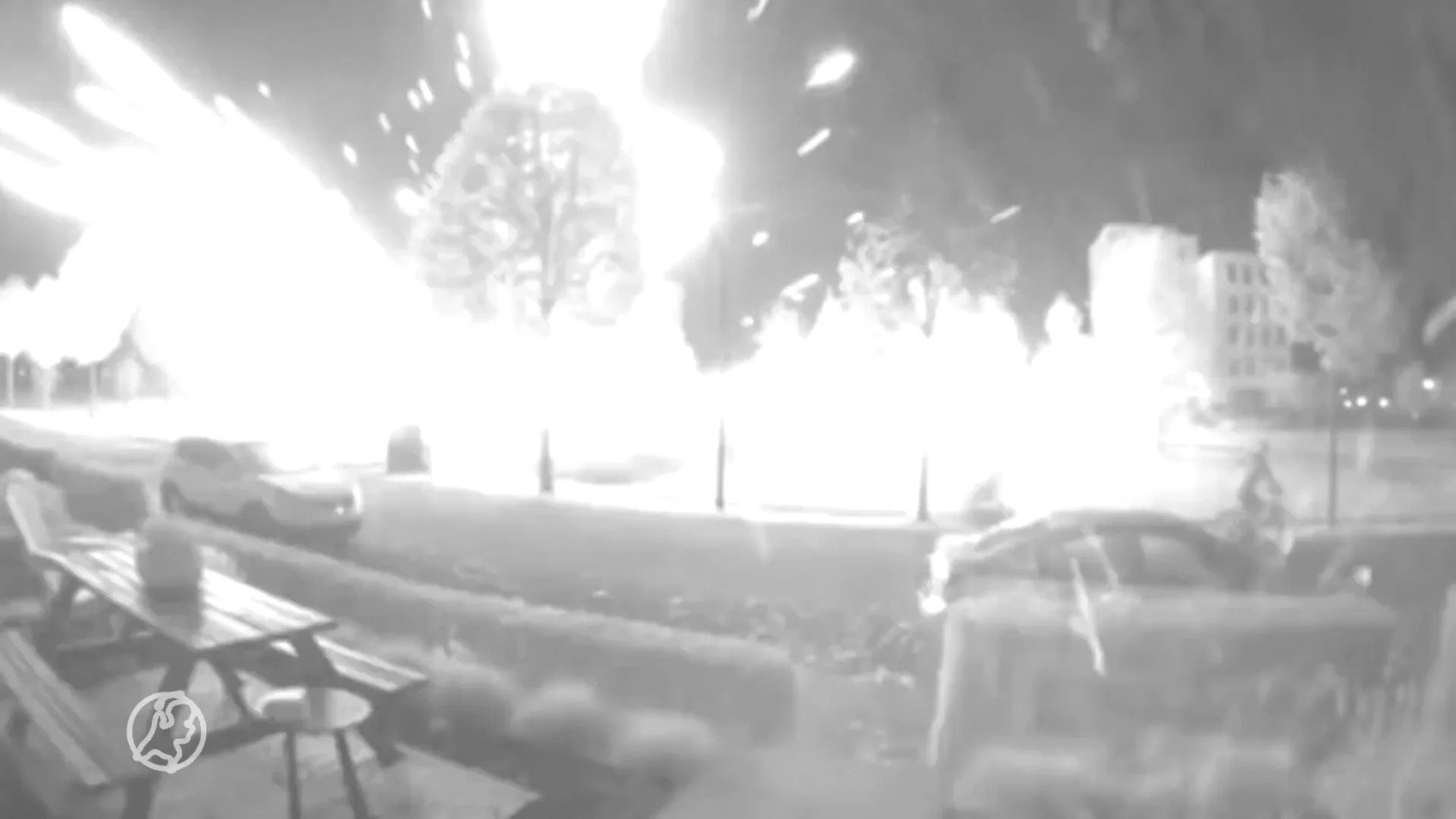 Portiek en meerdere auto's in Rotterdam-Zuid beschadigd door explosie