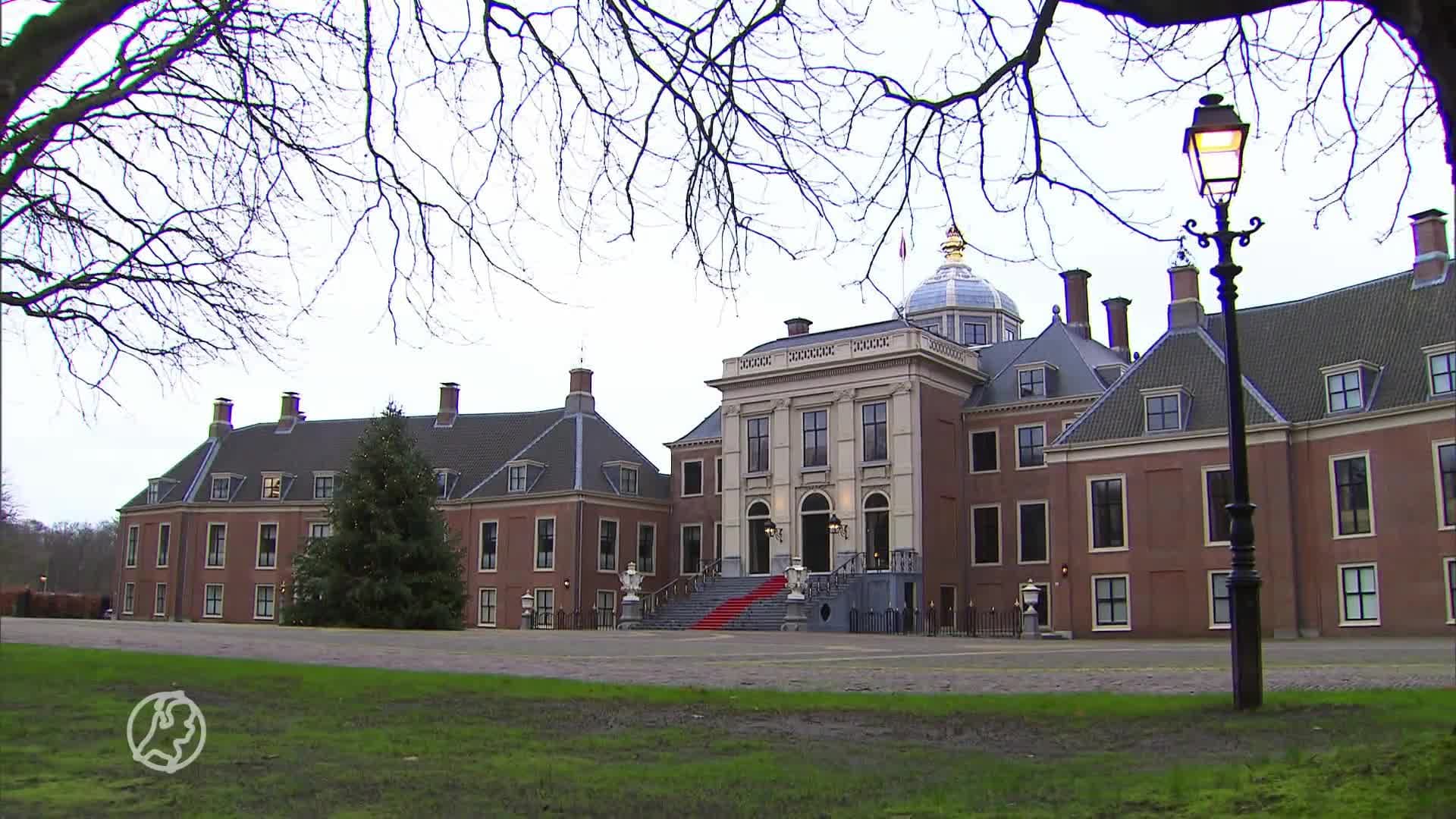 Koning steekt mensen die getroffen zijn door corona een hart ...