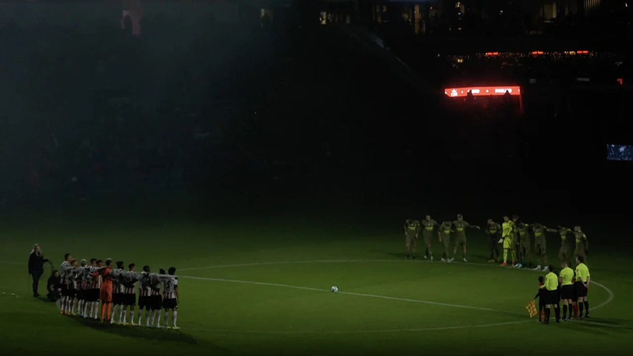 Minuut stilte in het Philips Stadion voor Braziliaanse voetballegende Pelé