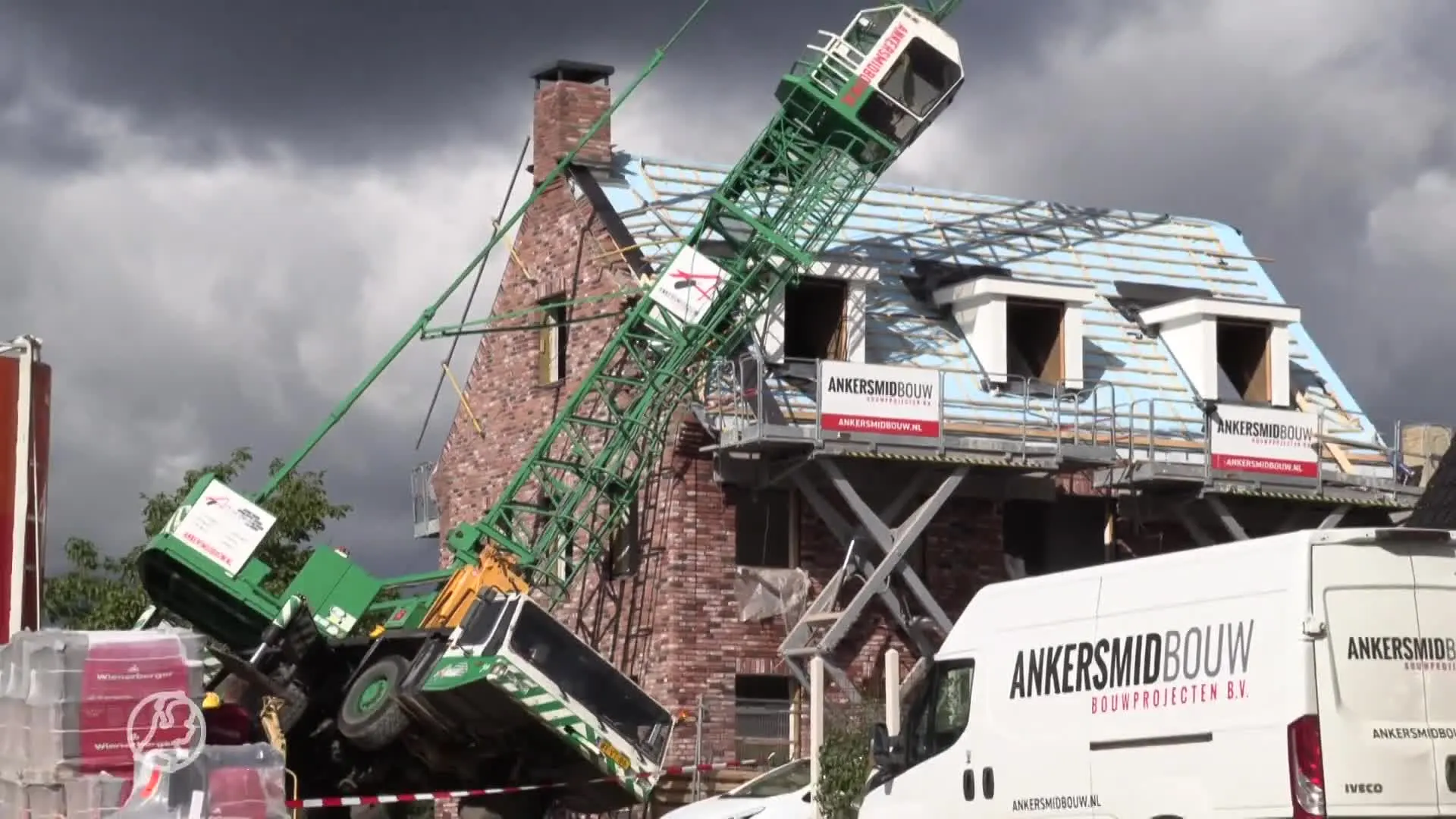 Nieuwbouwwoningen fors beschadigd na omvallen hijskraan in Doetinchem