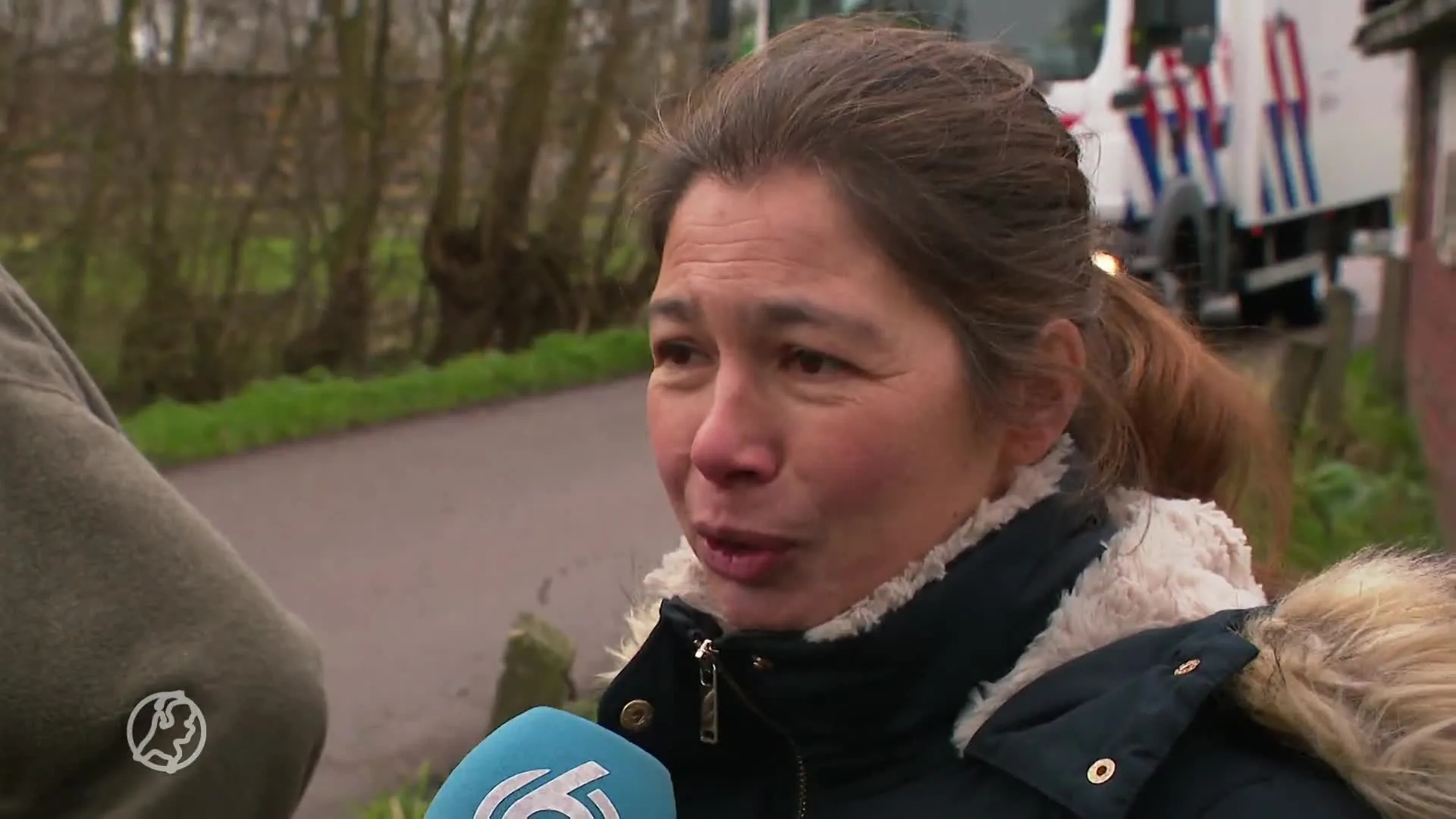 Geëmotioneerde deelnemers brengen laatste groet aan Esmee bij uitvaartstoet