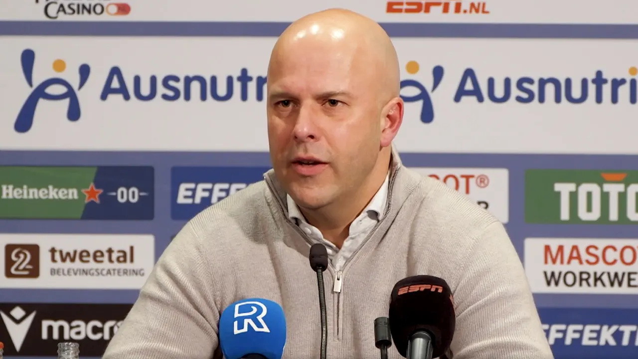 Arne Slot over Geertruida: 'Een jongen die trots is om het Feyenoord-shirt te dragen'