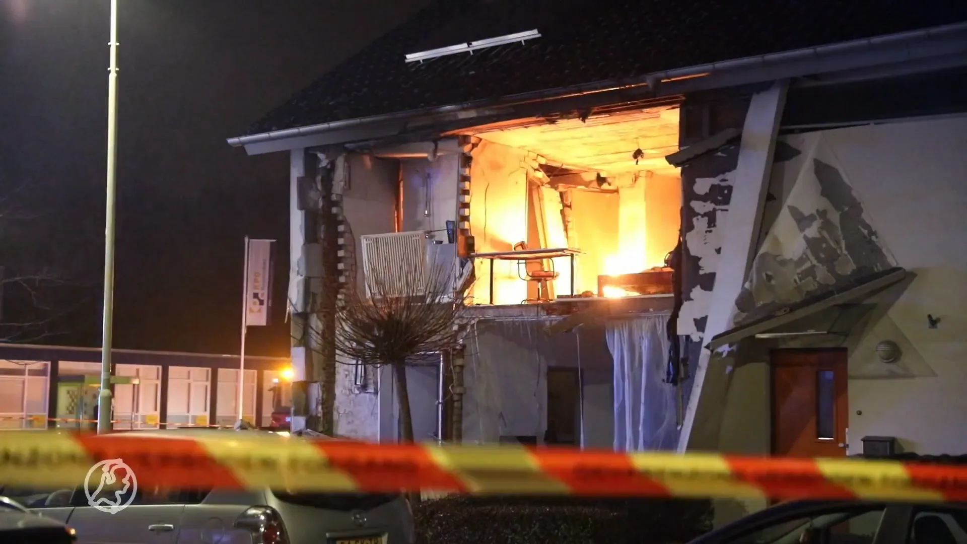 Explosie blaast voor- en achtergevel uit woning in Roosendaal, één gewonde