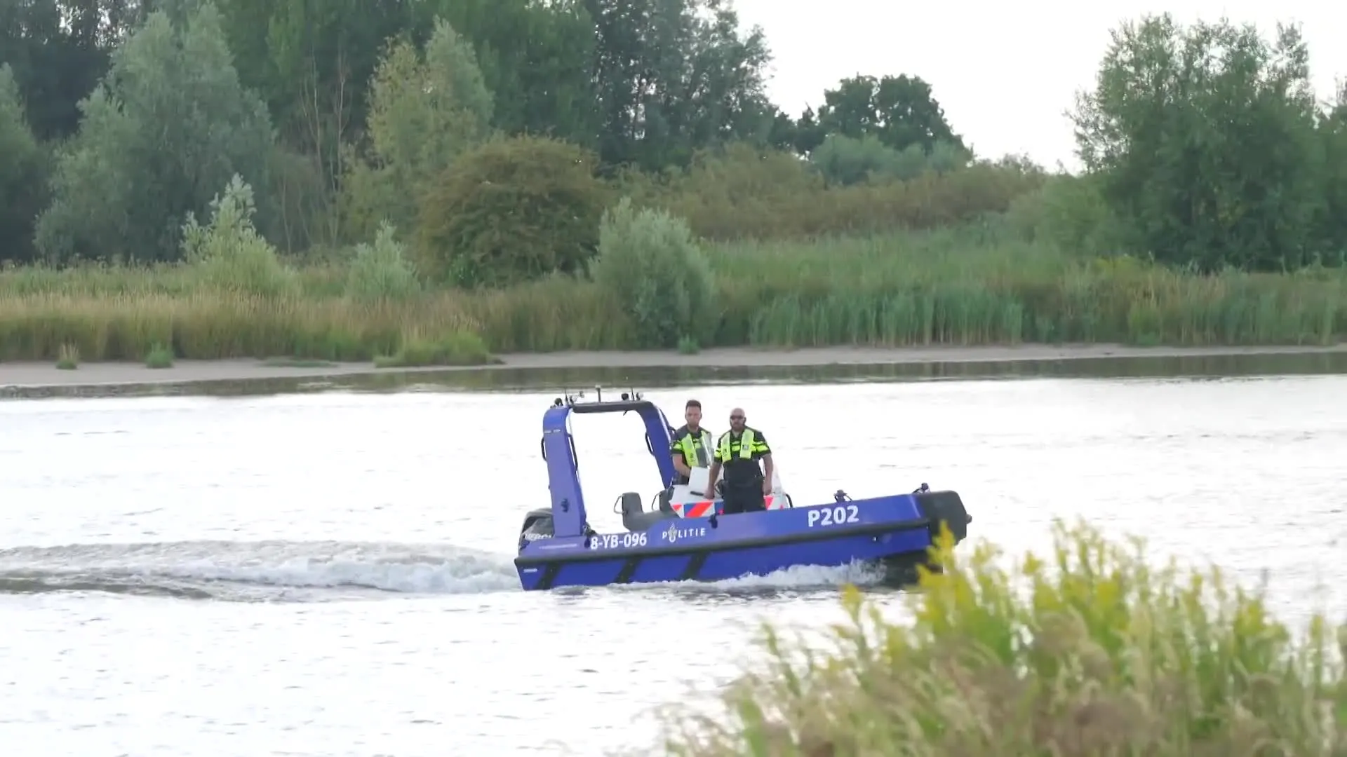 Politie onderzoekt gezonken boot op Lek, vrouw nog vermist