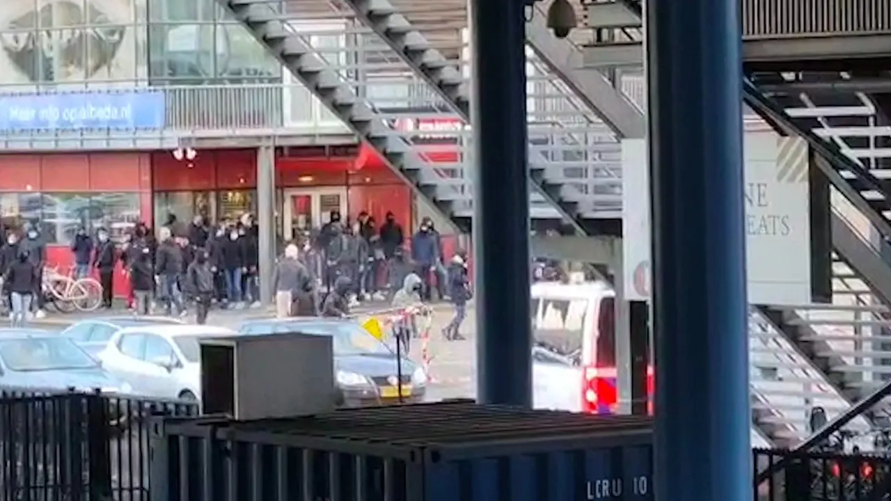 Feyenoord-supporters zorgen voor onrust buiten De Kuip, ME gearriveerd