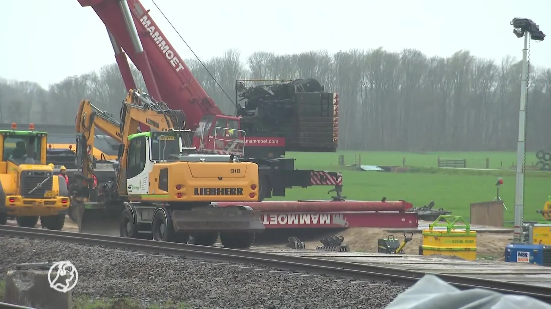 Ontspoorde trein in Voorschoten wordt geborgen