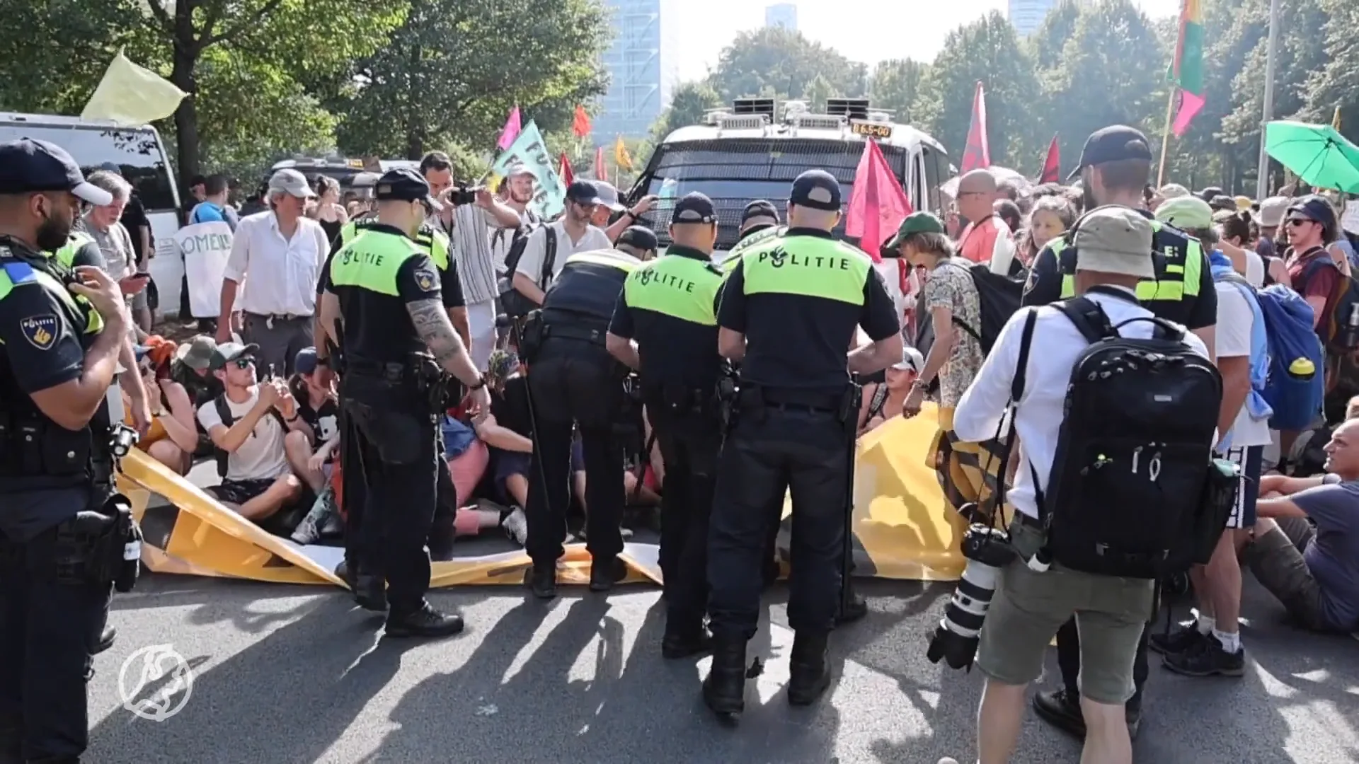 Klimaatactivisten blokkeren A12 opnieuw, politie zet waterkanon in