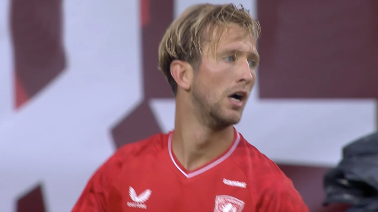 KANS: Michel Vlap raakt de lat na pass van Gijs Smal