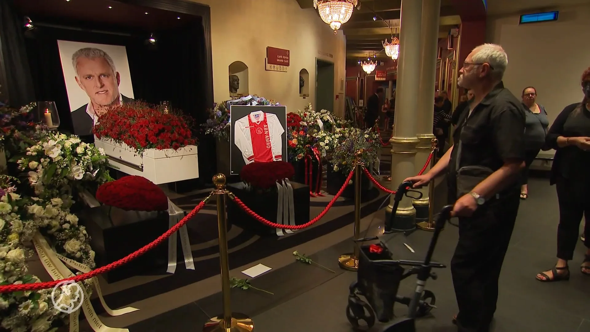 Veel emoties bij afscheid Peter R. de Vries in Carré