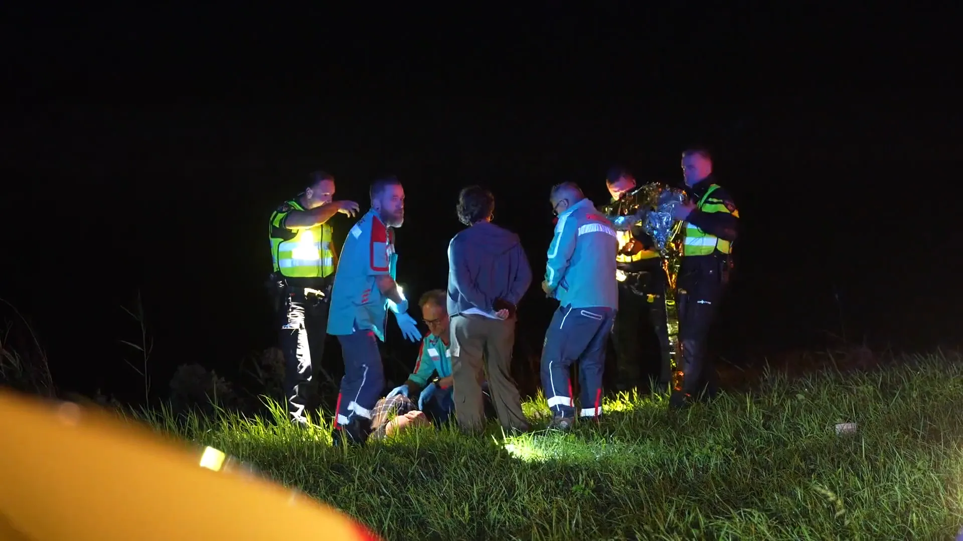 Dronken man maakt plasstop langs N9 maar valt in kanaal