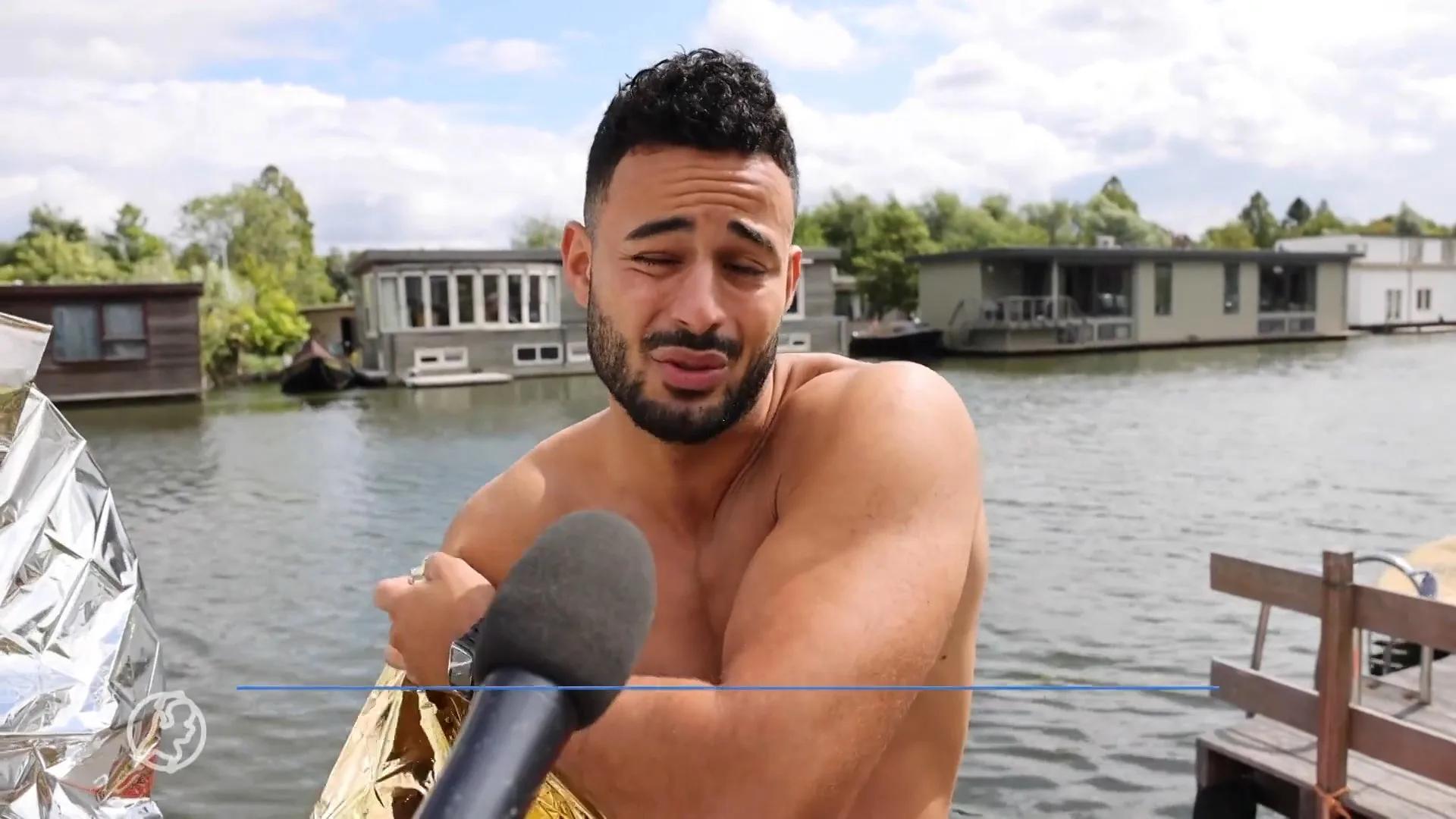 Omstanders redden oudere mensen uit zinkende auto