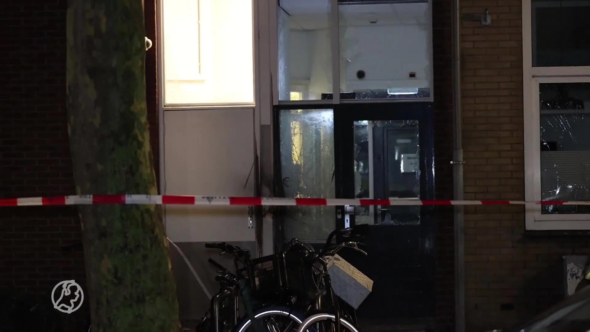 Explosie bij zorginstelling in Amsterdam, ruiten uit deur geblazen