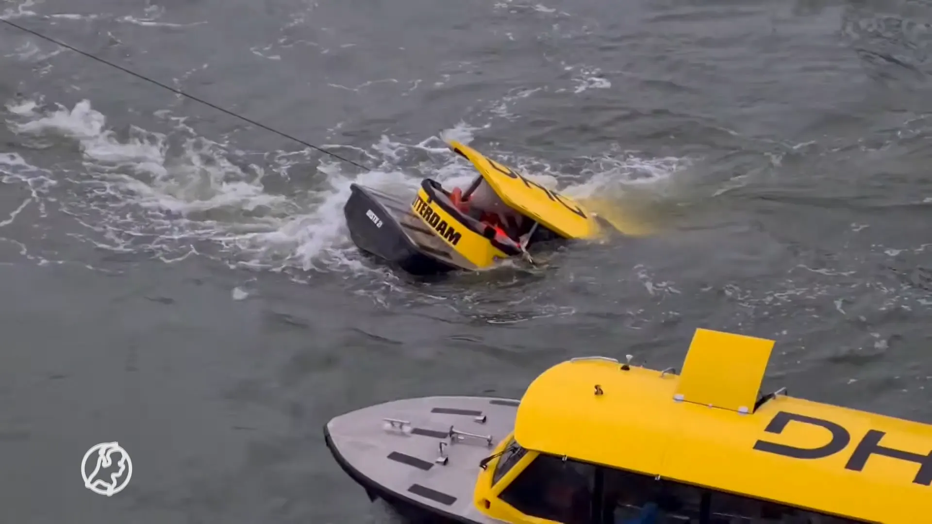 Watertaxi gekanteld na aanvaring bij Erasmusbrug in Rotterdam, alle opvarenden gered