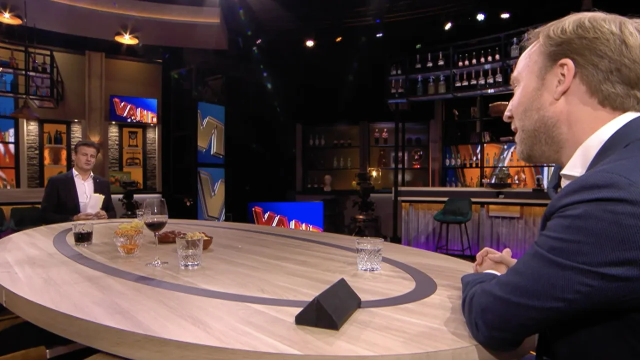 Wilfred gaat op stoel van Johan zitten In de Wandelgangen: 'Kom nou eens met een goede vraag!'