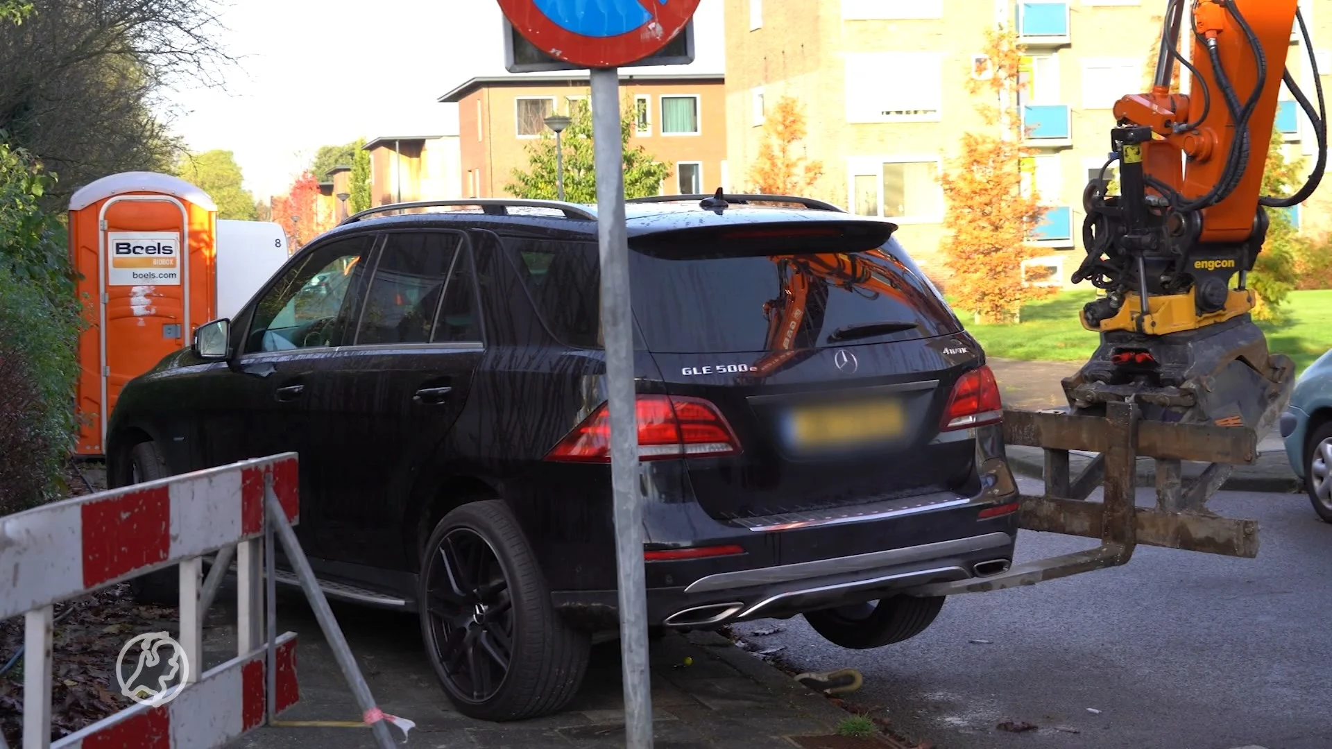Kraanmachinist schiet te hulp en bevrijdt onder auto bekneld kind (13)