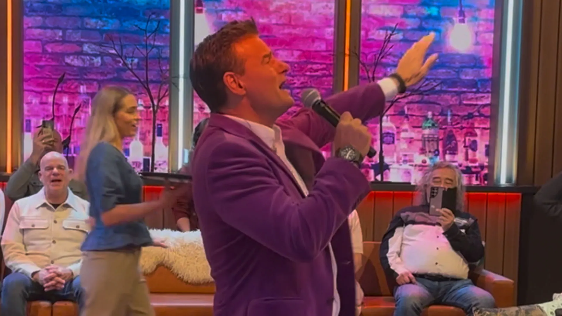 Wilfred Genee zingt voor het publiek tijdens de reclamebreak van De Oranjewinter