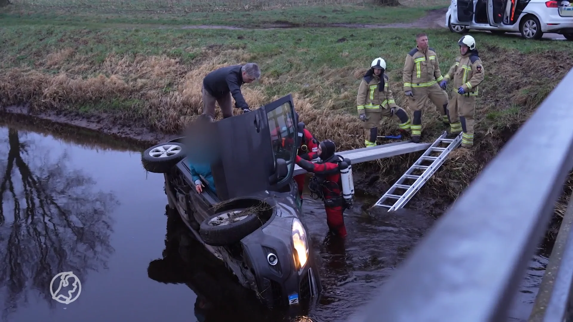 Vrouw gered nadat auto te water raakt in Schoonebeek