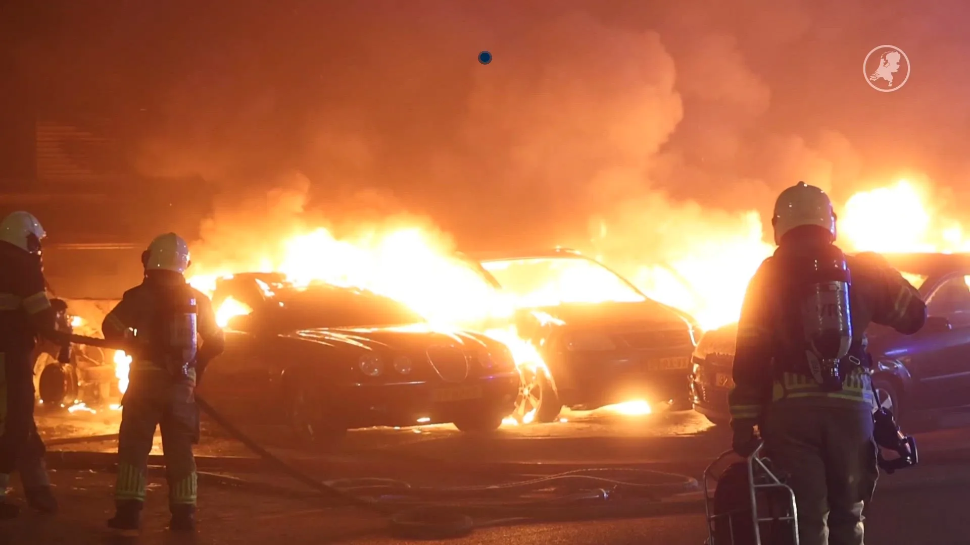 Twintig auto's in brand bij recyclingbedrijf in Leeuwarden