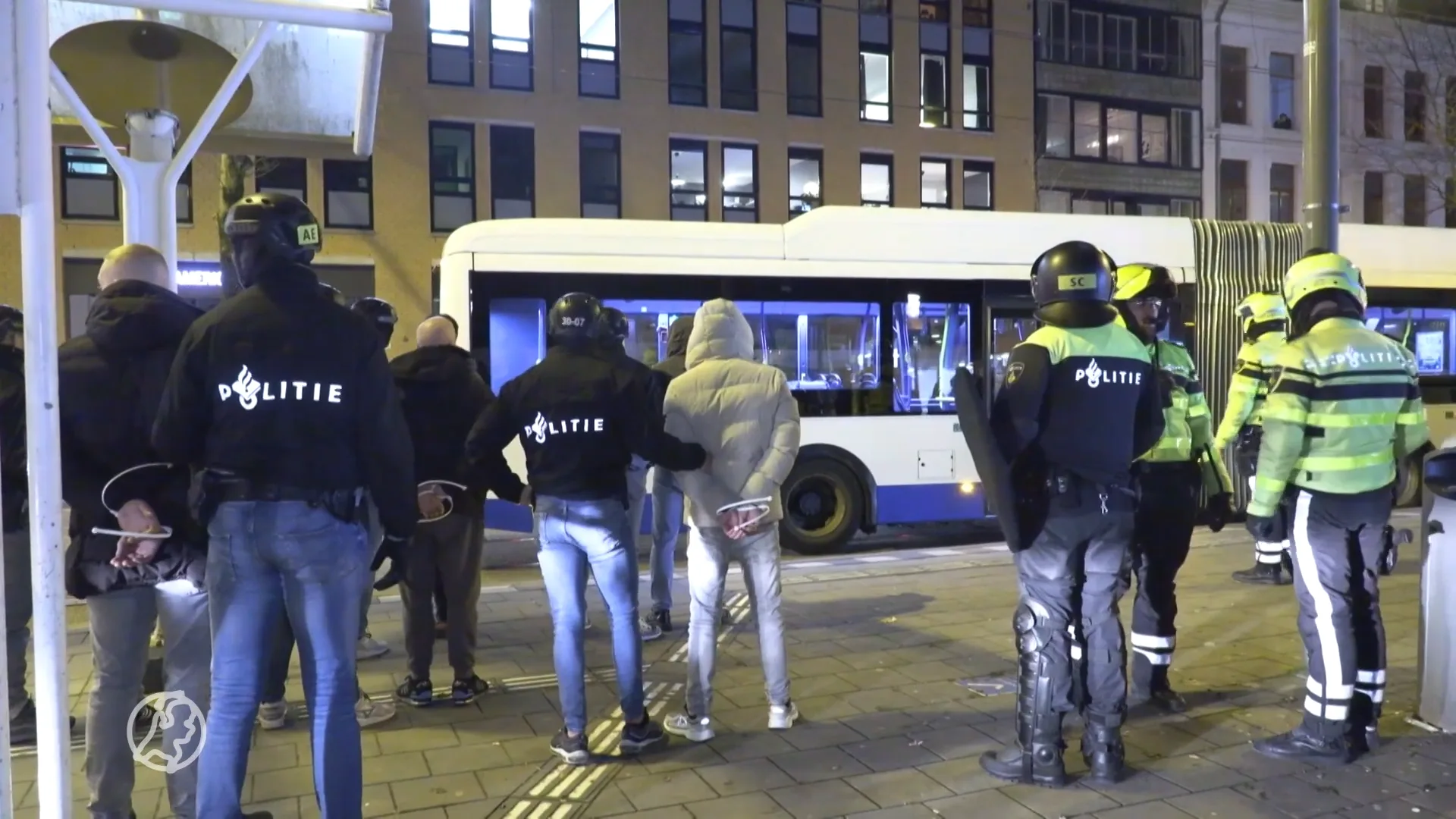 Politie houdt 140 Ajax-fans aan voor vernielingen in metrostel