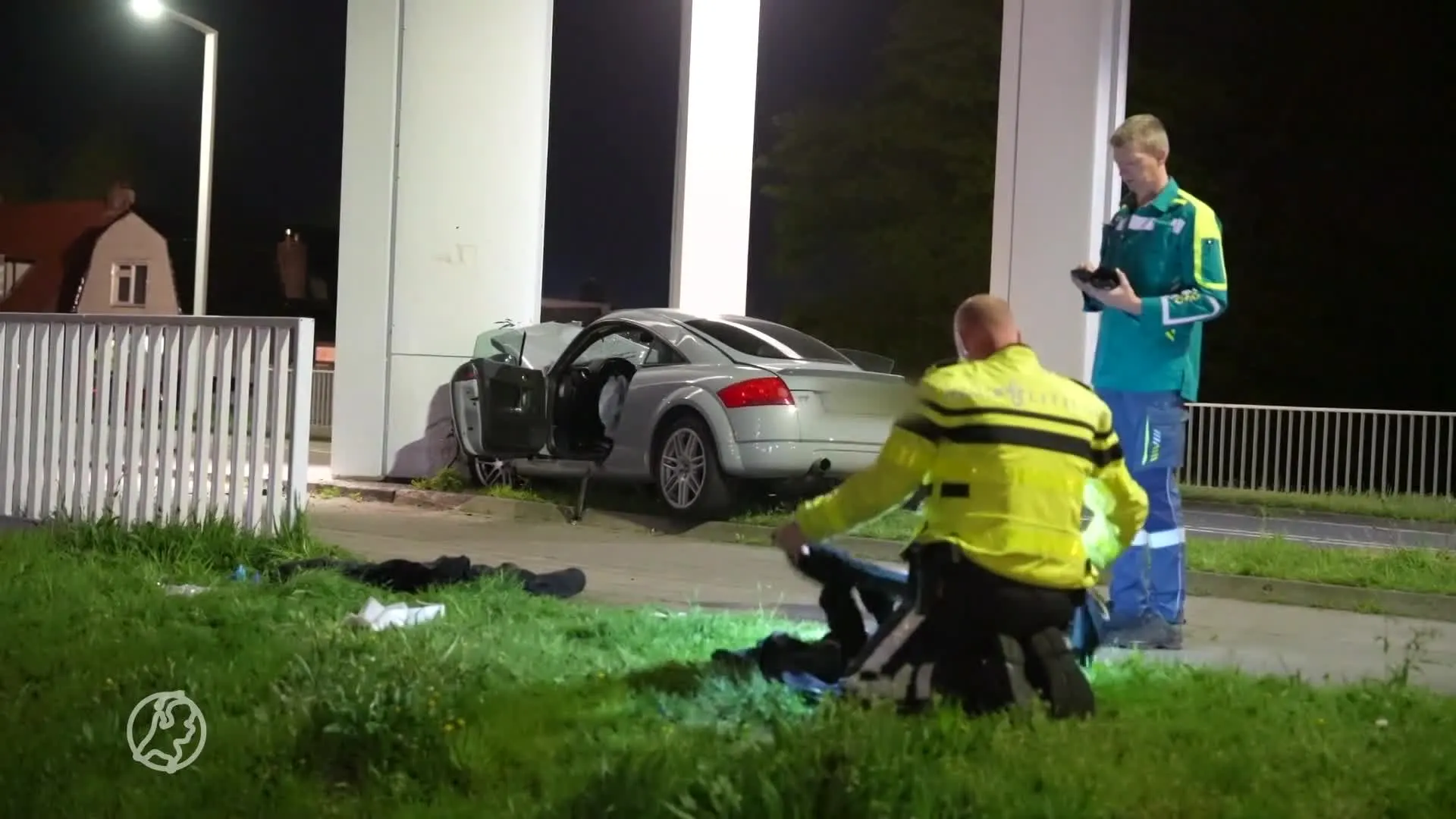 Twee zwaargewonden nadat auto op brug botst, omstanders halen slachtoffers uit auto