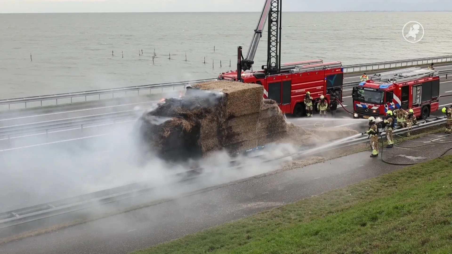 Veel vertraging op Afsluitdijk door brand bij vrachtwagen met hooi