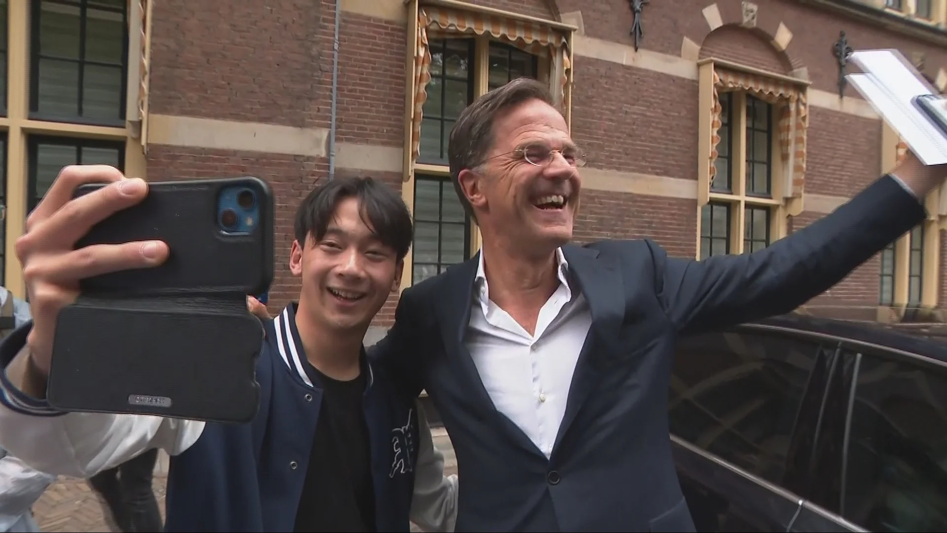 Rutte opgewacht na afscheidstoespraak voor selfies: 'Komt u nog wel naar Prinsjesdag?'