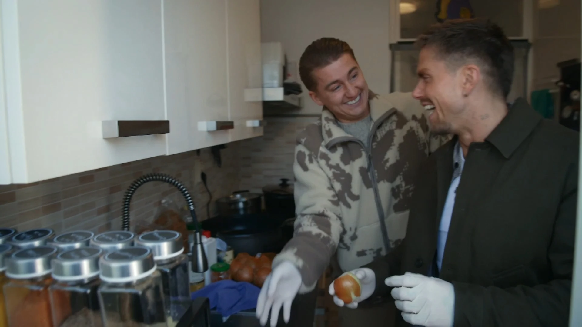 Mart probeert nasi te maken: chaos in de keuken