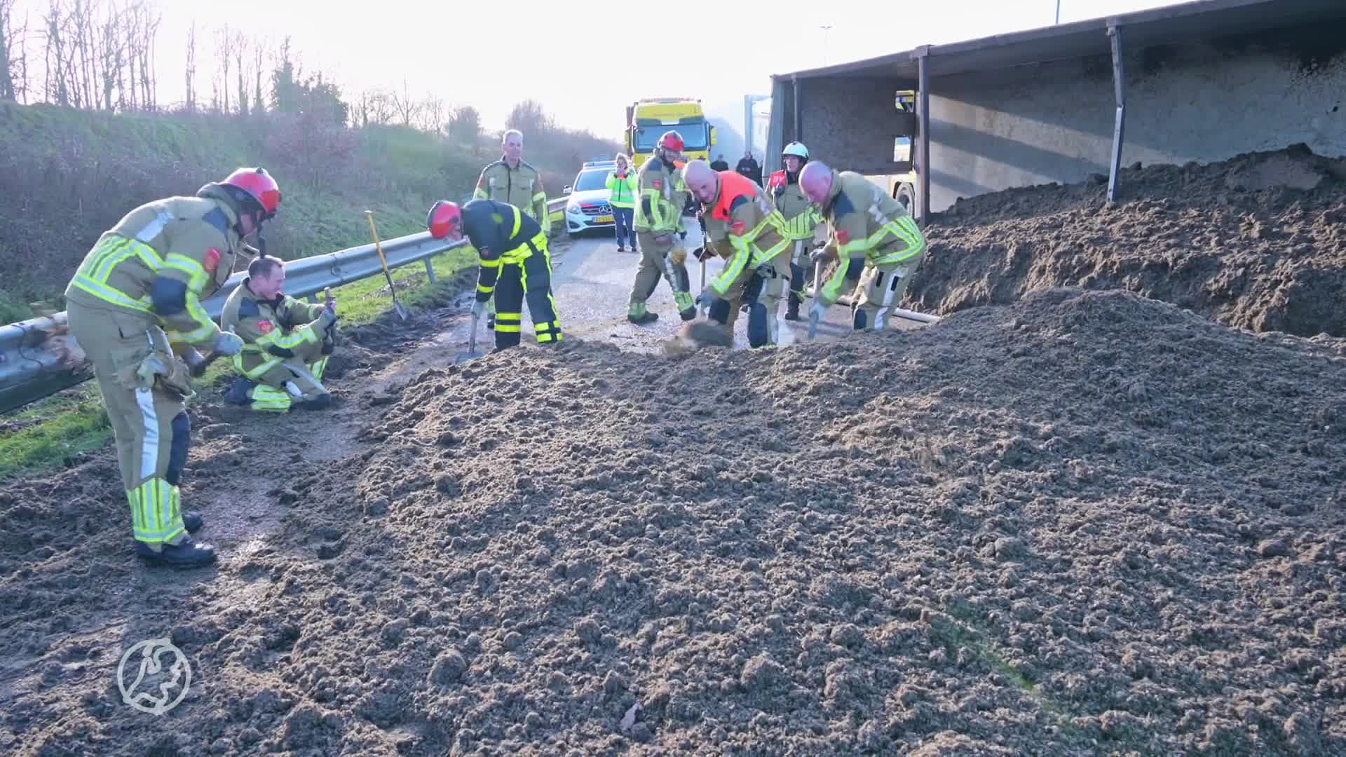 Vrachtwagen vol bietenpulp kantelt op A58, weg nog uren dicht