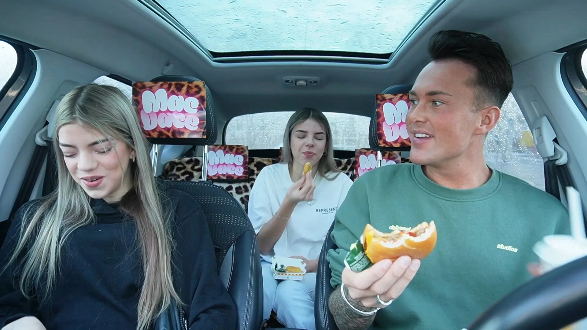 Lily en Roxy worden vaak lastiggevallen op school