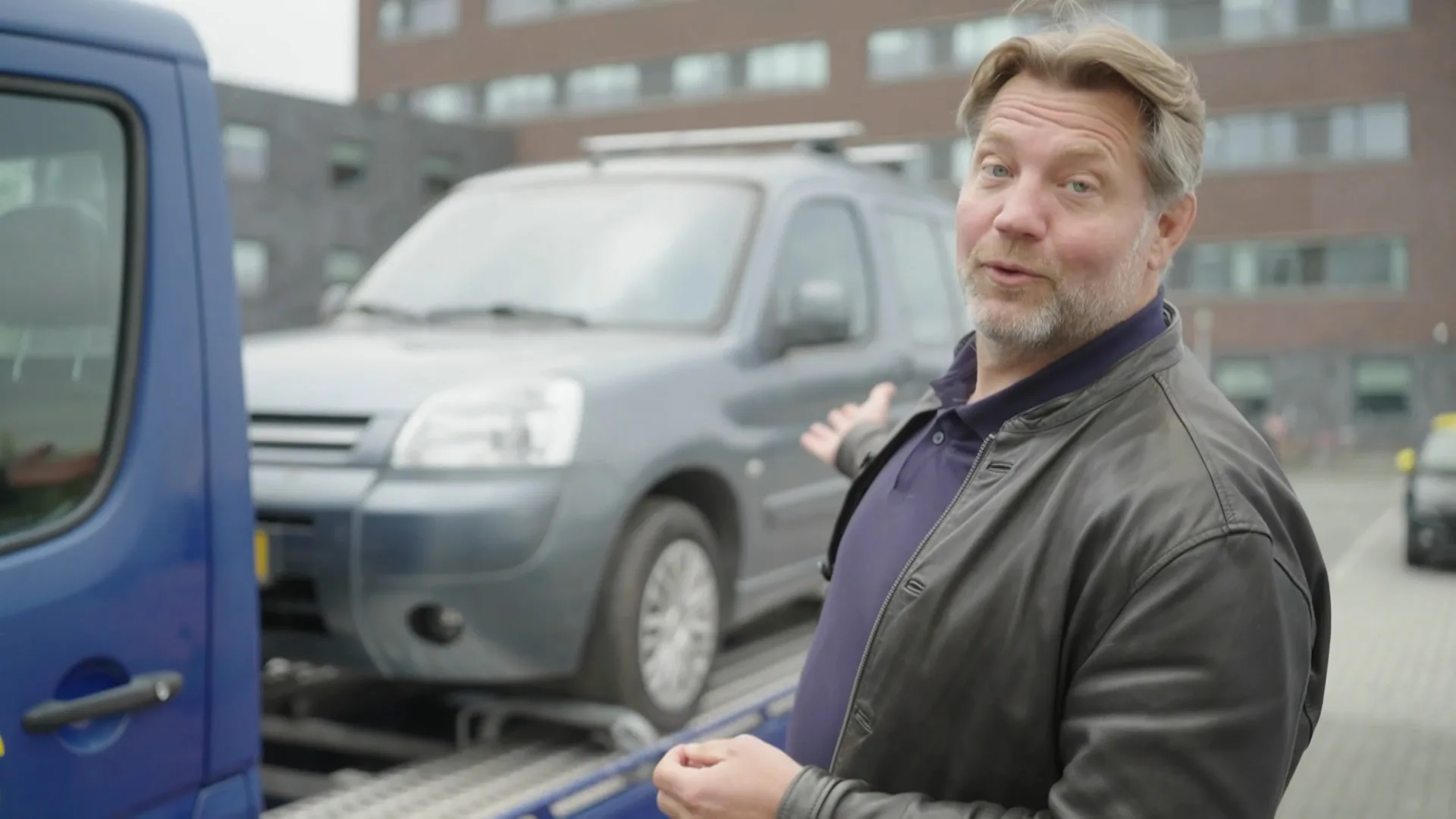 Dennis levert kapotte auto terug aan verkoper Frits