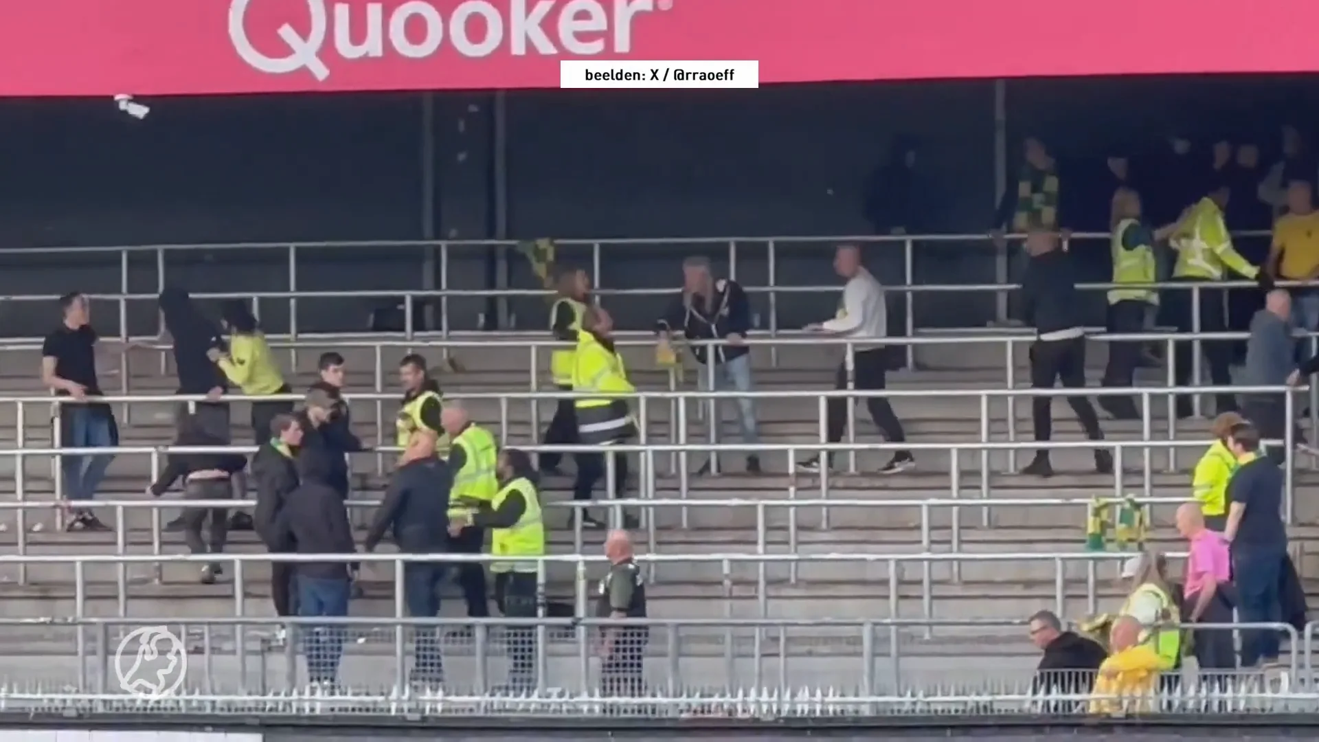 Supportersvak ADO ontruimd na gooien vuurwerk