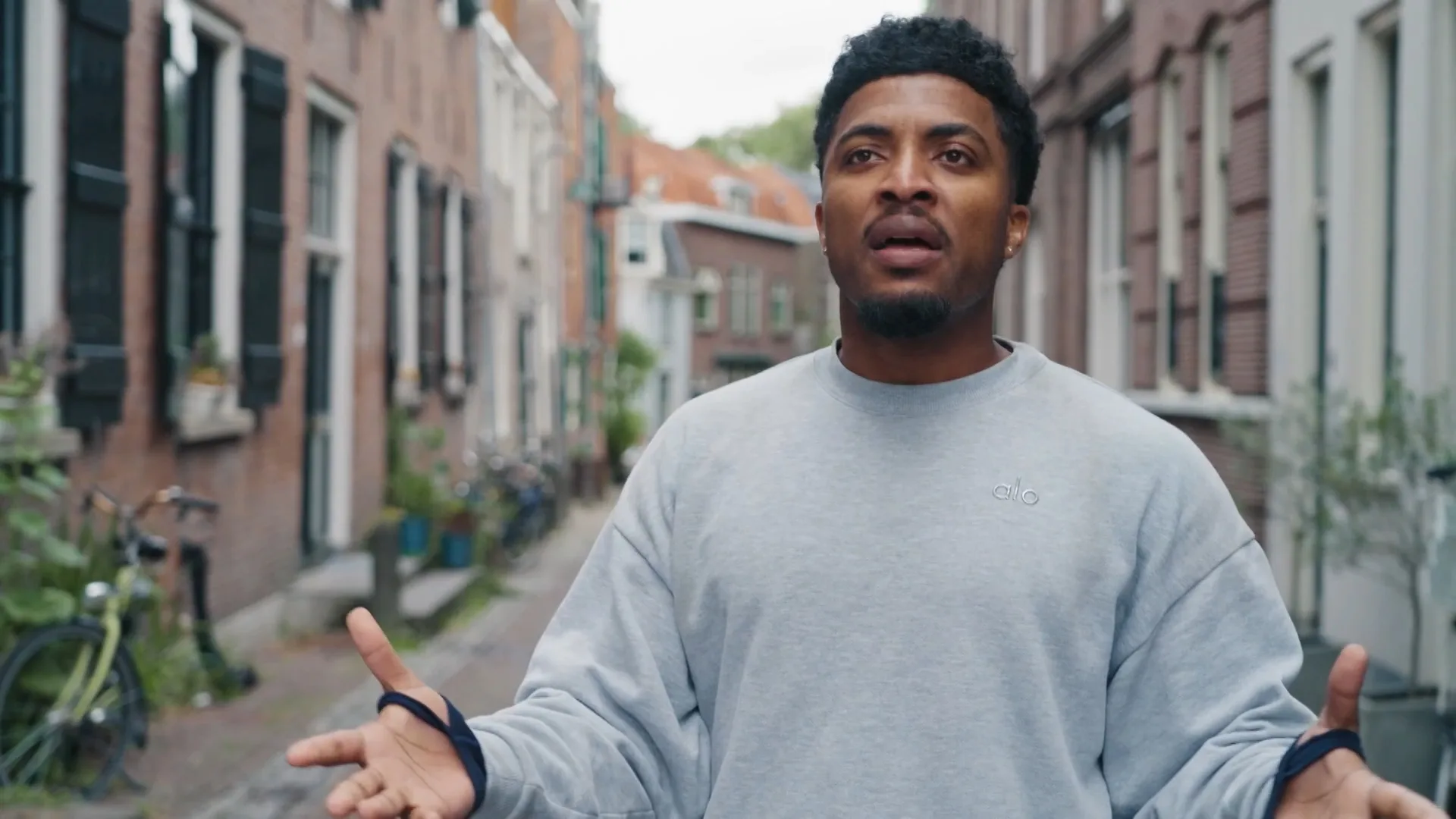 Rapper Jebroer vergeet de bal door drukte met fans