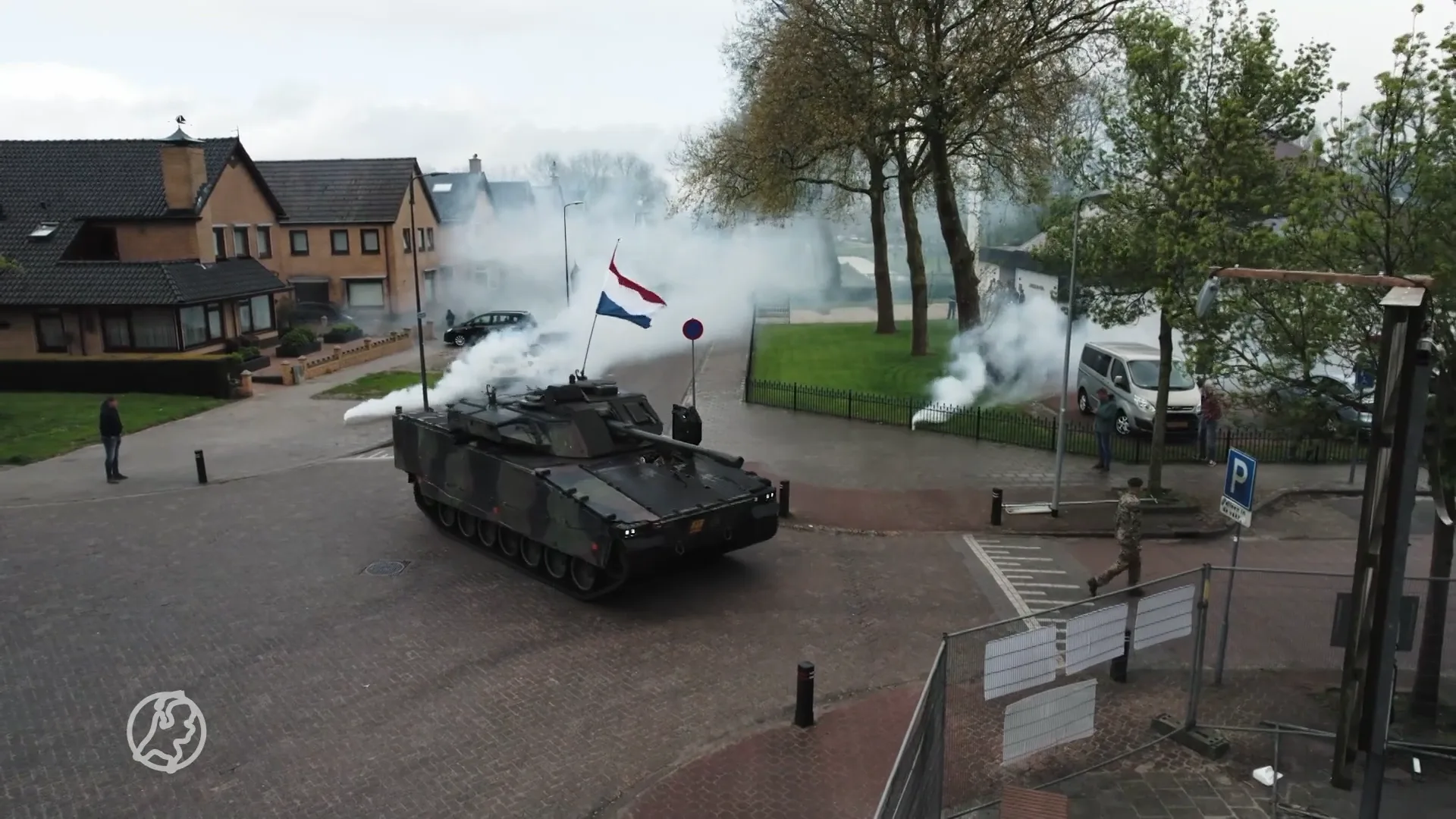 Tank trekt door straten Urk, blijkt stunt voor bruiloft