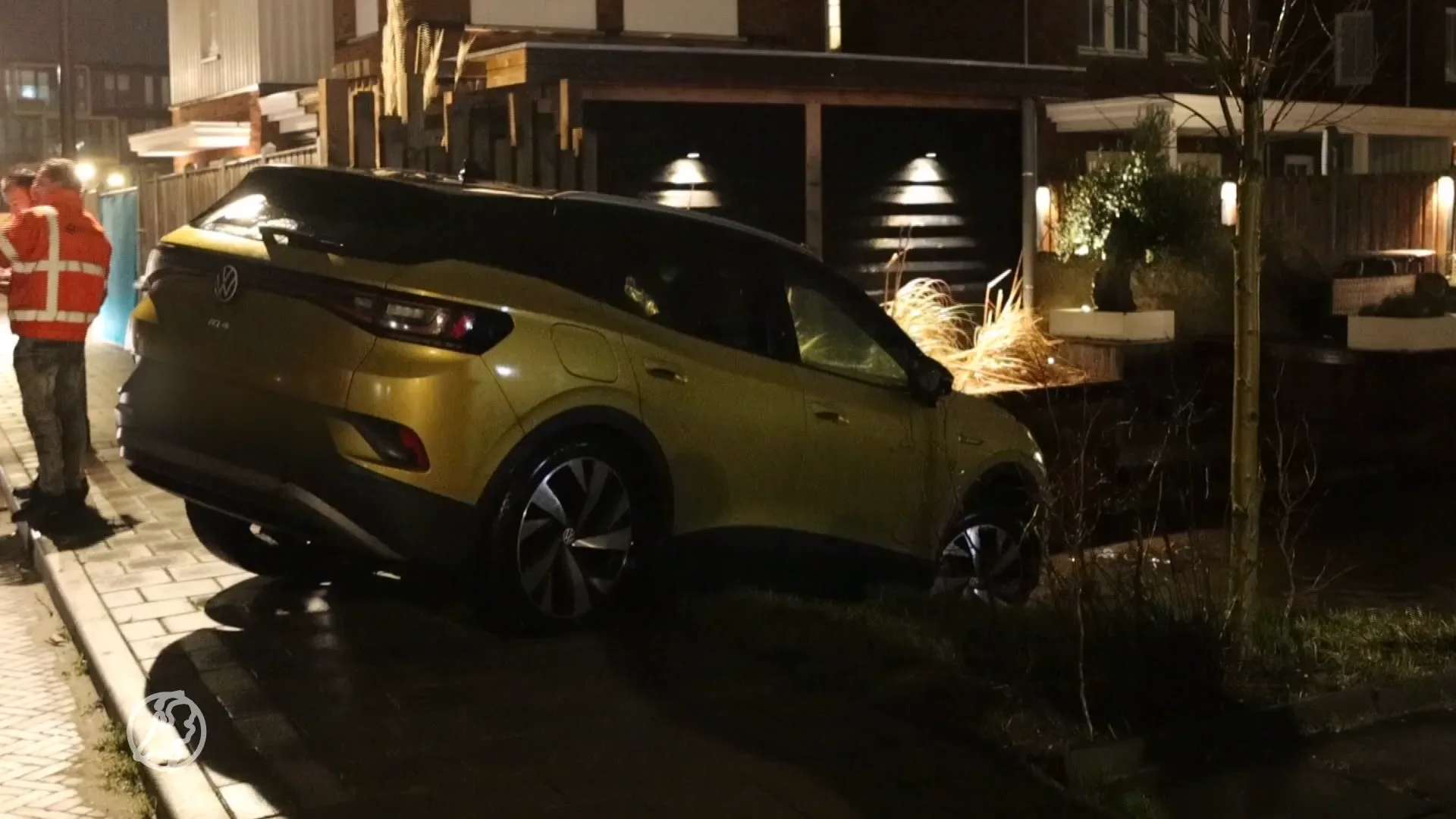 Vrouw vaart blind op navigatie en rijdt bijna het water in