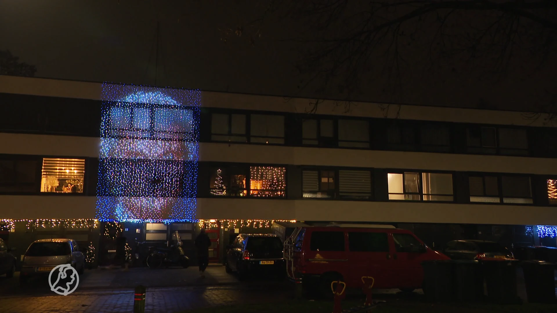 Maar liefst 4250 kerstlampjes had Ronnie nodig voor zijn creatie: een enorme projectie van Wilders